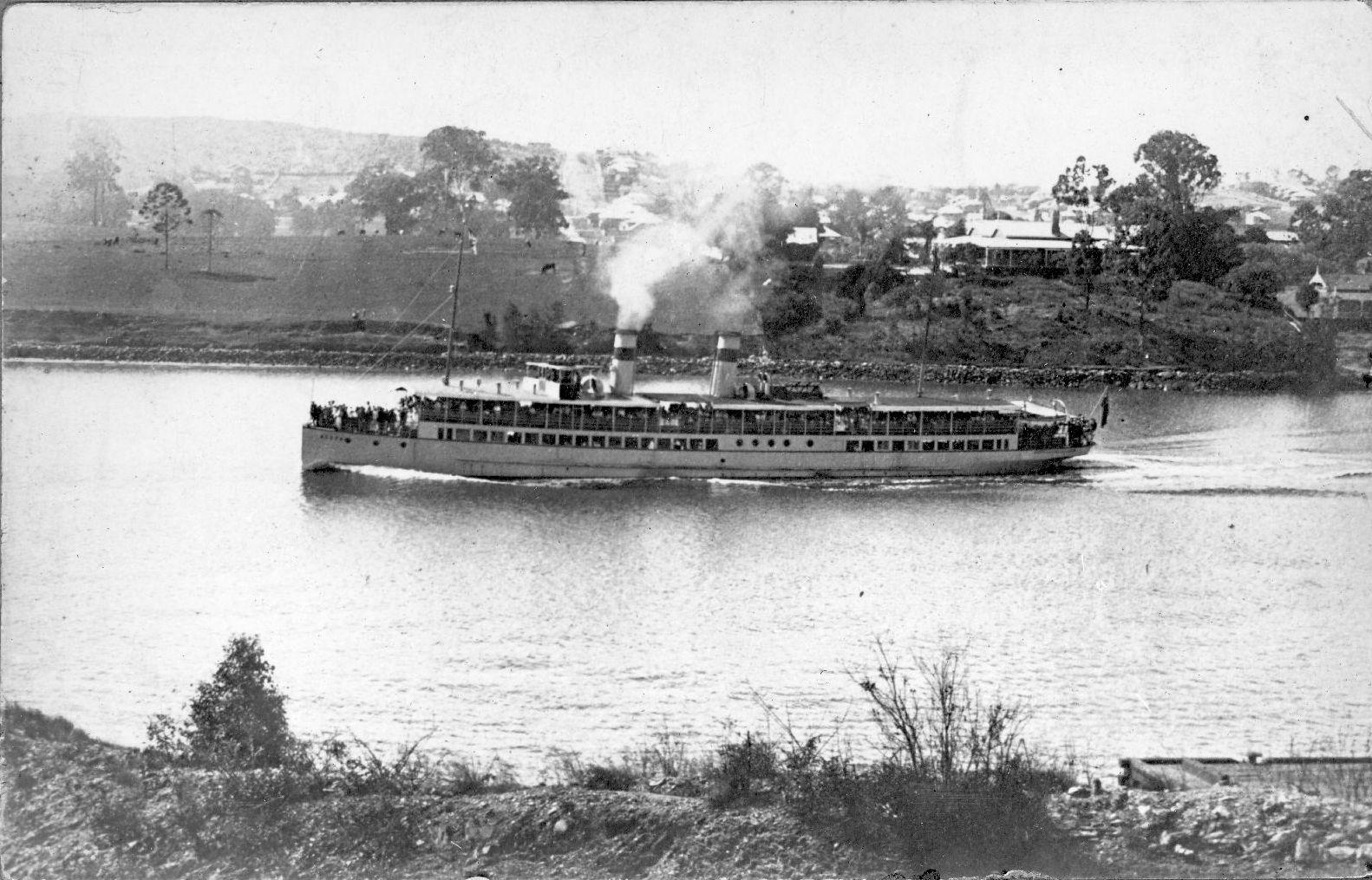 Steamer rounding a bend on the Brisbane River with houses on the bank
